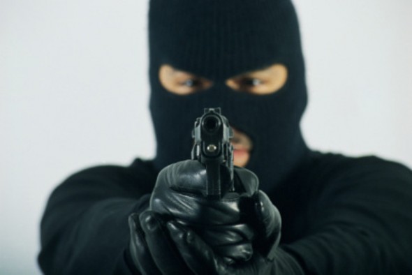 Jaf armat pe traseul Chișinău-Leușeni. Doi mascați au atacat un Mercedes și l-au deposedat pe șofer de aproape jumătate de milion de dolari